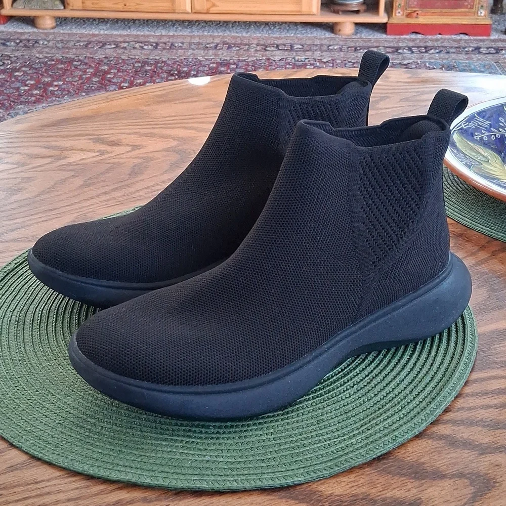 Vivaia Black Water Repellant Comfort Utility Urban Chelsea Ankle Boots Size 40